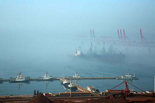 日照港出现平流雾奇观,几十米高的门机桥吊只露顶端