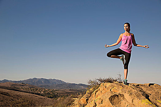 成年,女人,练习,瑜珈,上面,山,橡树,加利福尼亚,美国