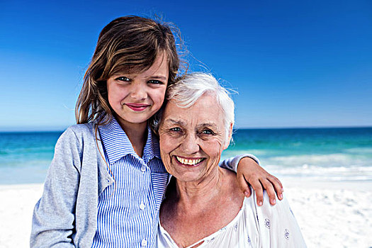 祖母,孙女,看镜头,微笑,海滩