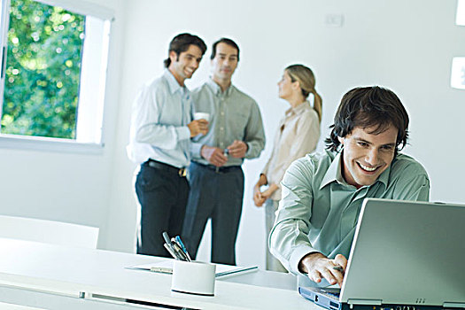 商务人士,办公室,使用笔记本,电脑,微笑,同伴,背景