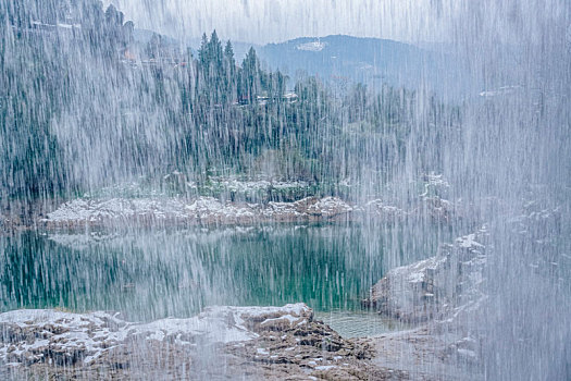 芙蓉镇的雪景,悬挂在瀑布上的千年古镇