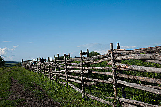 内蒙古呼伦贝尔额尔古纳临江草原的木栅栏