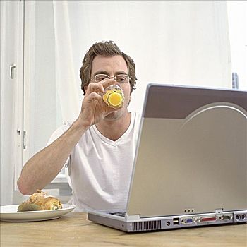 男人,早餐,笔记本电脑
