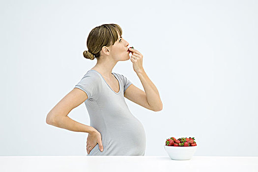 孕妇,吃,草莓,侧面视角