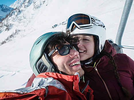 滑雪,情侣,戴着,头盔,滑雪护目镜,滑雪缆车,皮埃蒙特区,意大利