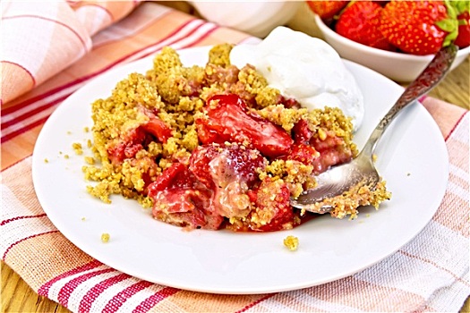 碎屑,草莓,盘子,餐巾