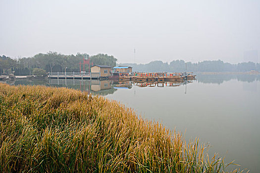 秋天湖水