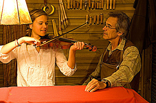 父亲,看,女儿,演奏,小提琴