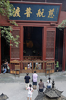 浙江杭州灵隐寺佛殿和祈求的香客