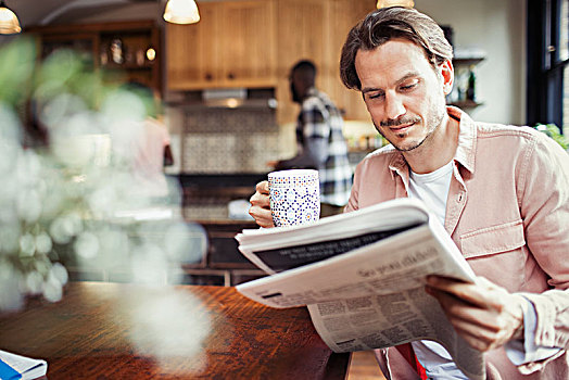 男人,喝咖啡,读报,厨房