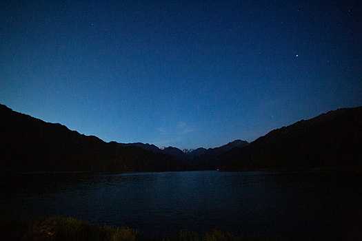 新疆天池夜景湖面美景
