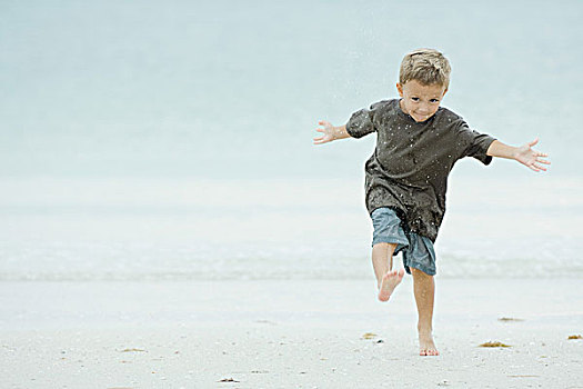 男孩,踢,沙子,海滩,全身