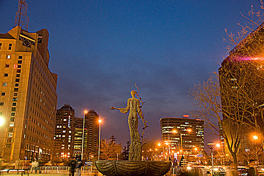 北京丰联广场前的塑像