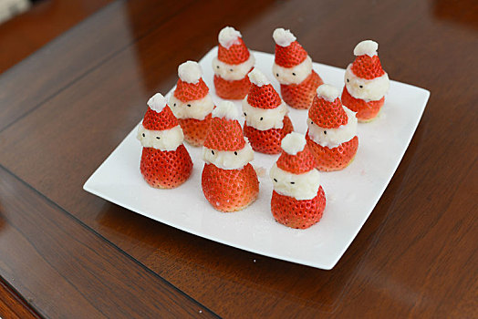 用草莓做的圣诞老人