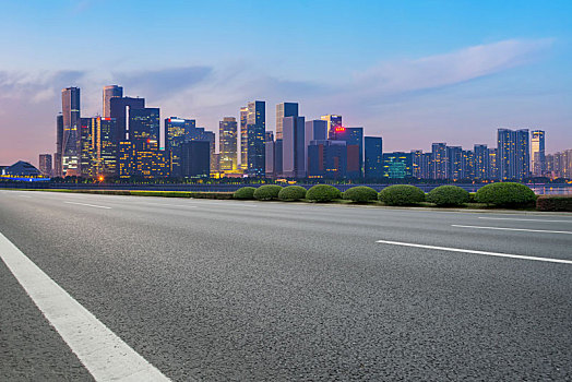 路面天际线和现代建筑群夜景