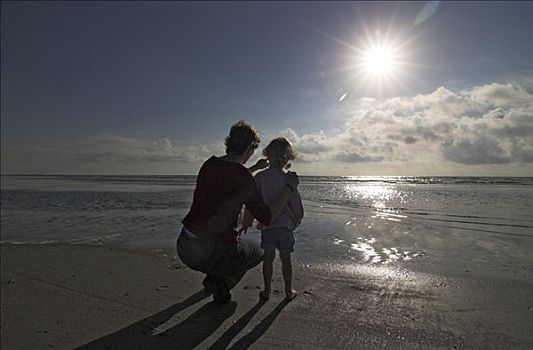 女青年,小,女儿,蜷缩,海滩,看,上方,海洋,丹麦