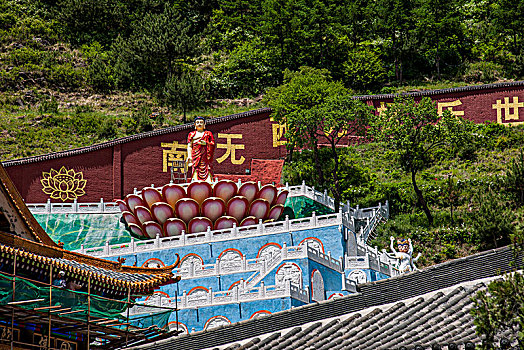 山西忻州市五台山白云寺寺院后山上雕刻了众多佛像