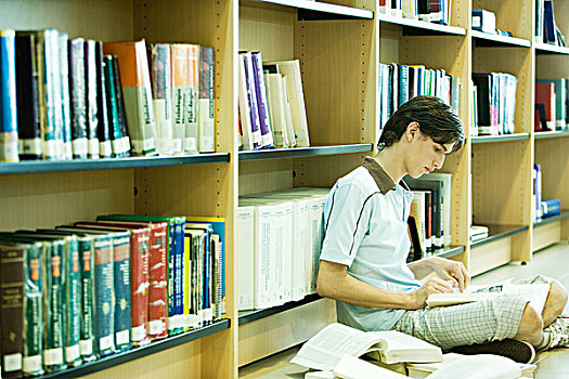 男性,大学生,坐在地板上,图书馆,学习