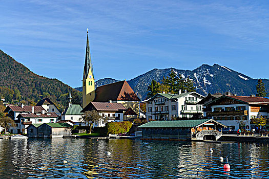 教区教堂,正面,山,湖,泰根湖,洛赫特-伊根,上巴伐利亚,巴伐利亚,德国,欧洲