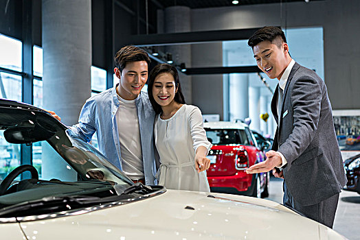 年輕夫妻選購汽車