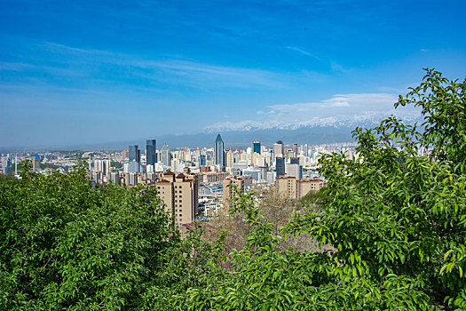  雅玛里克山拍摄乌鲁木齐城市全景