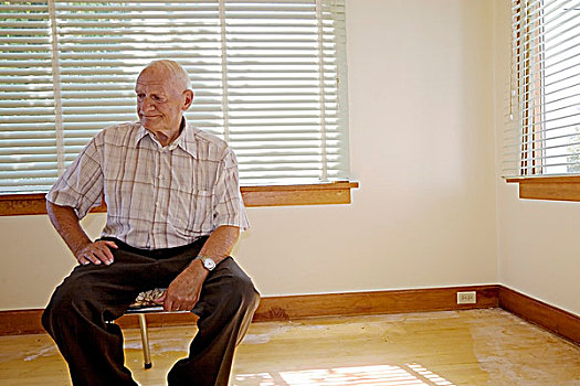 老人,70-80岁,坐,椅子,空,房子,加拿大