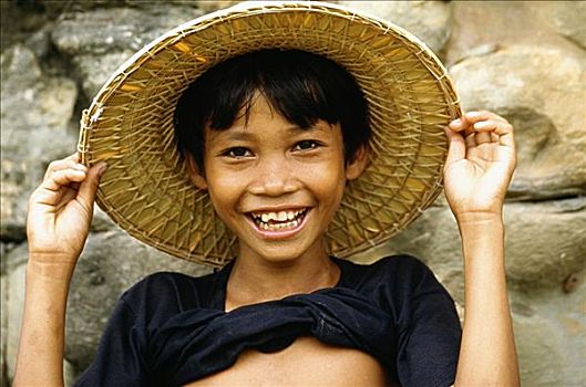肖像,男孩,微笑,拿着,草帽,吴哥窟,吴哥,收获,柬埔寨