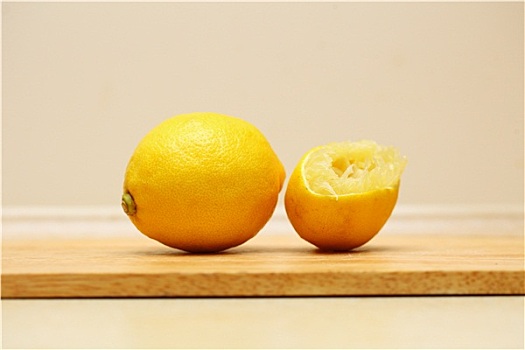 柠檬,水果,木桌子,切菜板