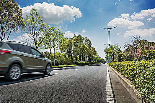 公路车程在阳光明媚的天气,运动模糊