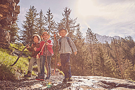 三个孩子,探索,树林