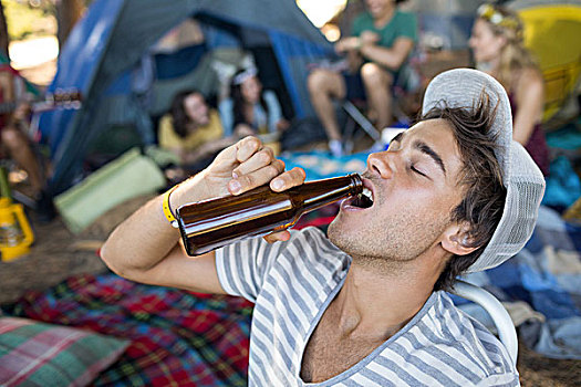 男青年,喝,啤酒,瓶子,营地
