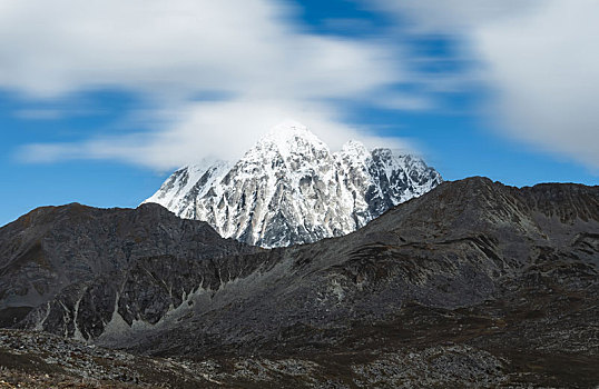 塔公镇雅拉雪山蓝天白云特写