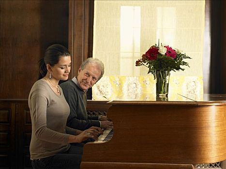 老人,父亲,女儿,演奏,二重奏,钢琴,微笑