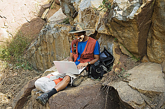 远足者,坐,石头,笔记本电脑
