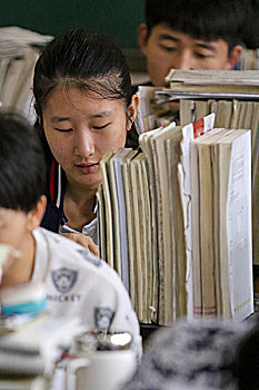 河南滑县,早晨教室读书迎接高考的高三学生
