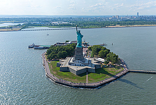航拍俯视纽约自由女神像