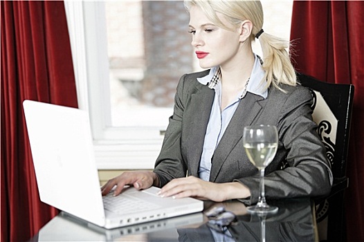 女人,工作,笔记本电脑,酒吧