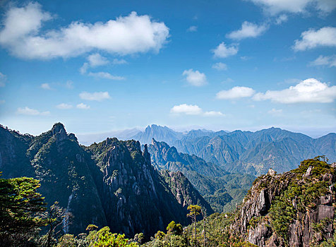 江西上饶三清山西海岸群山