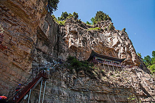 山西省宁武县芦芽山景区芦芽山悬崖古栈道回音阶上仰望观音殿寺院