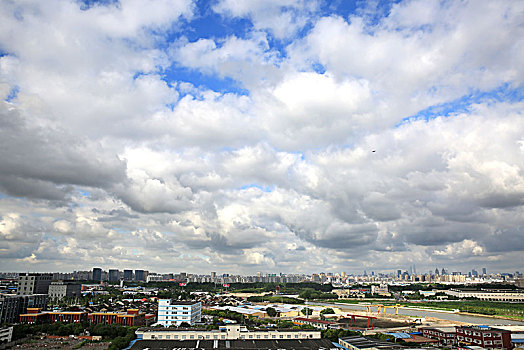 上海东方明珠远景,蓝天白云,云层