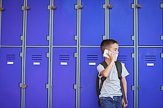 小学,男孩,交谈,手机,储物柜,站立,学校