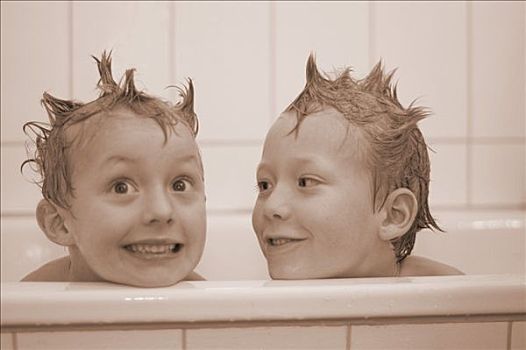 两个,小男孩,7岁,老,浴缸
