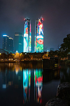 成都金融城双子塔的2023年跨年夜景灯光秀