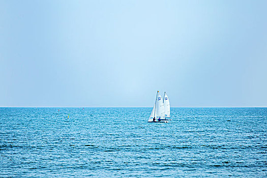 两只帆船在海面上
