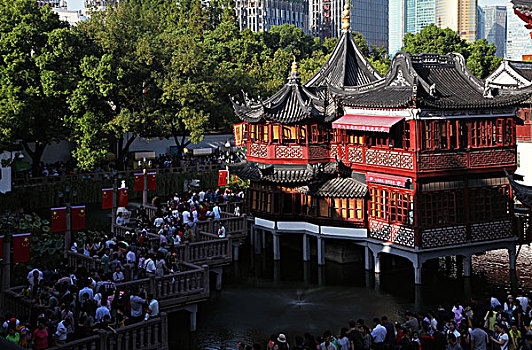 上海豫园湖心亭和九曲桥