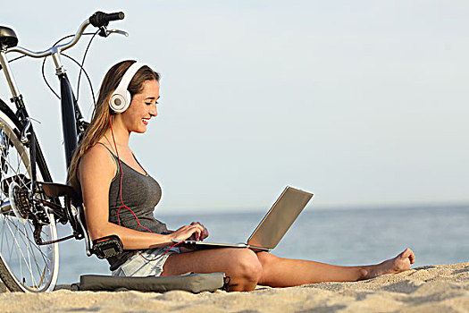 少女,学习,笔记本电脑,海滩
