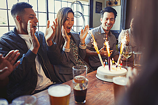 朋友,欢呼,女人,庆贺,生日,烟花,蛋糕,桌子,酒吧