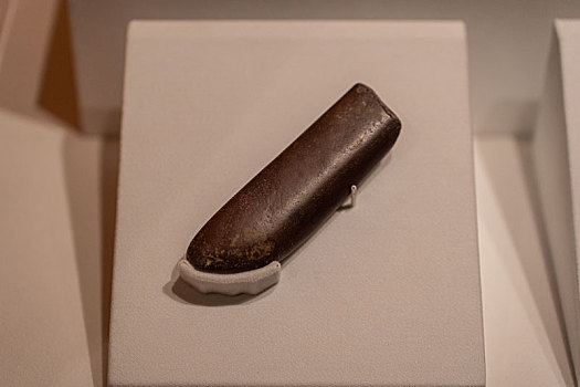 秘鲁印加博物馆藏印加帝国淡红色安山岩抛光器具