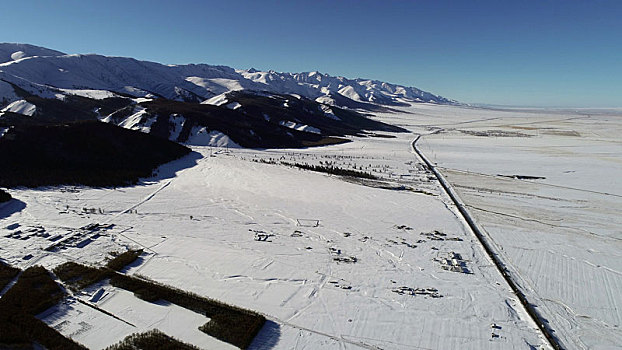 新疆哈密,雪清玉洁天山,蜿蜒公路美景