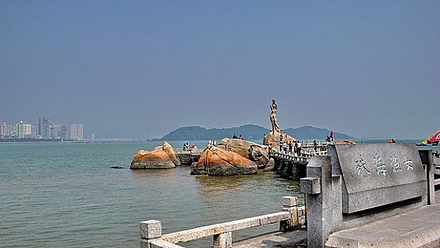 矗立在珠海市情侣路附近海面上的珠海渔女和石刻